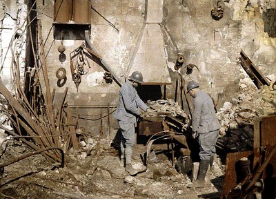 Twee Franse soldaten werken in een door granaten verwoeste smederij, Reims, Frankrijk, 1917 door Fernand Cuville